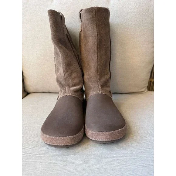 Crocs Berryesa Pull On Boots Brown Suede Leather Mid Calf Women’s W7 Lightweight - Picture 2 of 5